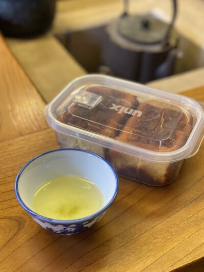 松浦軒本店の店内に用意されたお茶とカステーラの試食コーナー