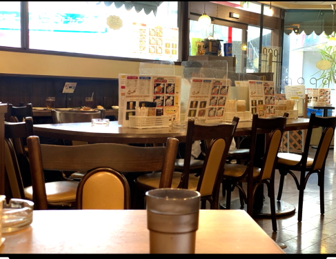 モーニング喫茶リヨンのレトロな店内風景