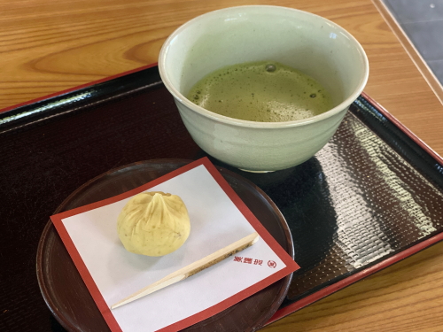 名古屋の老舗和菓子店「美濃忠」の上品な生菓子『栗巾屯』と、黒い抹茶茶碗に泡立てられた濃緑の本格お抹茶