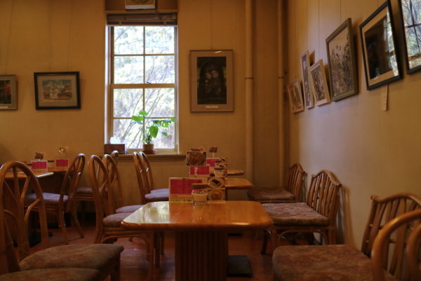 あたたかみのある照明とレトロなインテリアが落ち着く喫茶室の店内