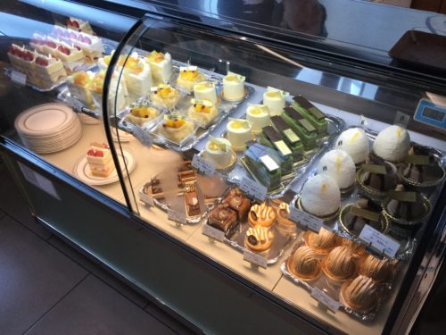 カフェドシエルのショーケースに並ぶデパ地下有名店のケーキ