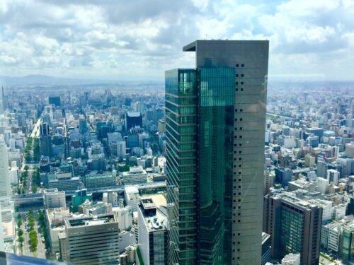 地上200mの51階窓際カウンター席から見下ろす名古屋市街の大パノラマ