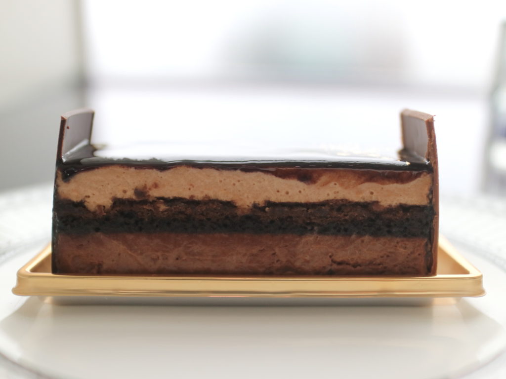 ドゥ ショコラの美しい5層のチョコレート断面
