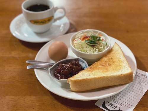 トーストにあんこやサラダが付いた480円のモーニングセット