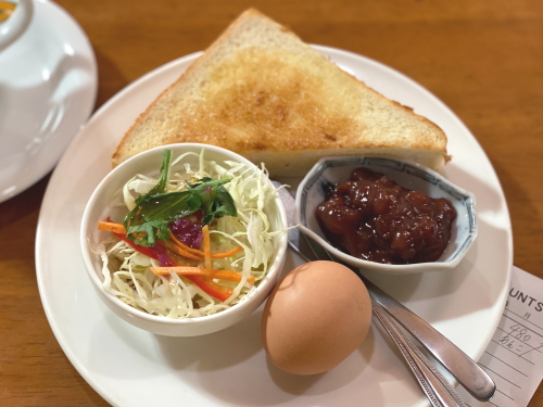 厚切りトーストにあんこを乗せた小倉トーストモーニング