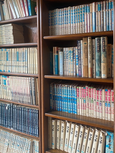 ドラえもんやタッチなど昭和レトロな漫画本が並ぶ店内の本棚