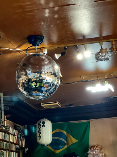 天井にミラーボールが設置されたブラジルコーヒーの店内風景