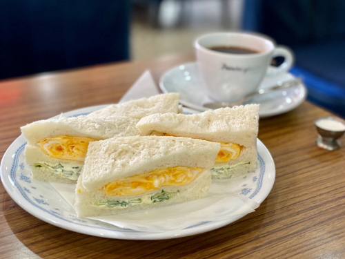 西アサヒ天池店の昭和レトロな外観と看板