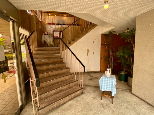 2階のお店へ続く階段エントランス