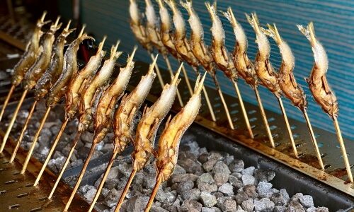 犬山城下町『木曽川商店』は鮎専門店に！焼きたて鮎の串焼きを楽しめるよ！