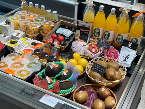 店内に陳列された贈答用高級フルーツ
