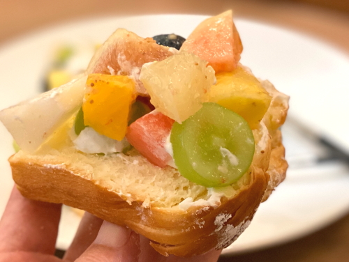 デニッシュヨーグルトとホットティー