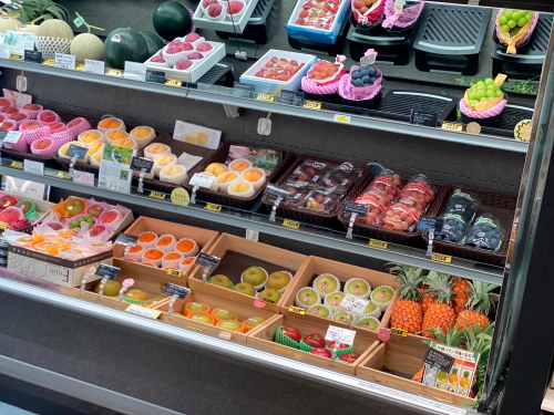 店頭のカットフルーツやジュースのショーケース