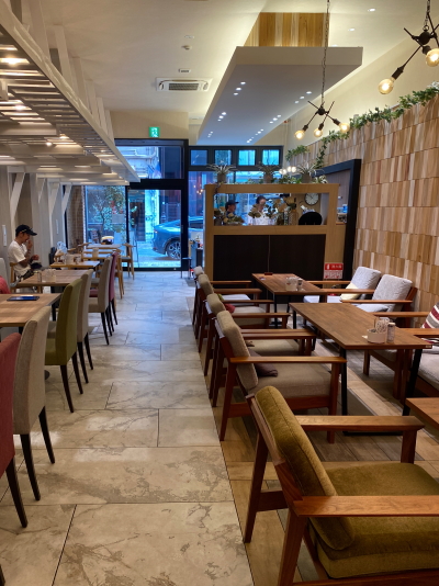 フルーツショップセリーヌの清潔感のある明るい店内