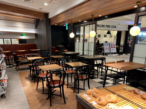 落ち着いた照明とおしゃれなインテリアが広がるチャーリーズ店内のカフェスペース