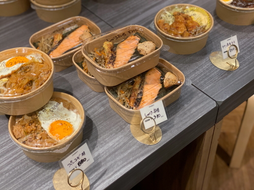 シャケ弁当やプルコギ丼など豊富に並ぶチャーリーズ手作りお弁当