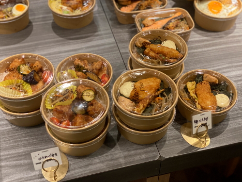 ルーローハンや黒豚すきやき重などの丼・お弁当コーナー