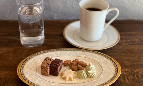 「ジーナトコケシ」毎木曜日の間借りカフェ、ハーブ＆スパイス「コケシケイクス」のお菓子と珈琲