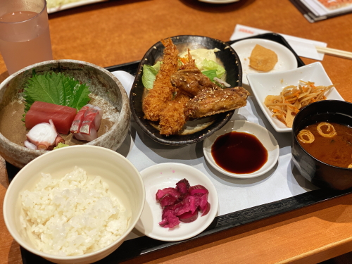 風来坊の刺身・えびフライ定食全体画像