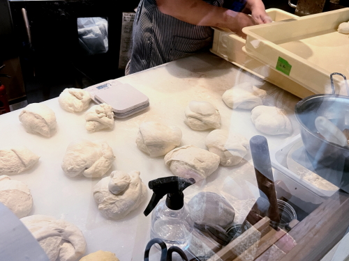 焼きたてパンが並ぶ店内のパン工房と厨房風景