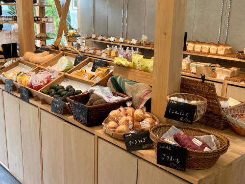 もりのベーカリー店内に並ぶ新鮮な野菜とフルーツの販売コーナー