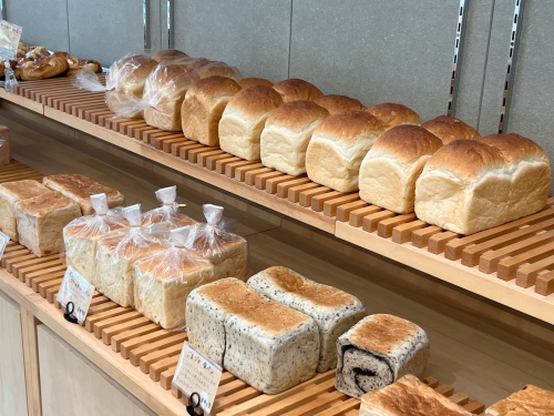あんぱんやクリームパン、バリエーション豊かな食パンの棚
