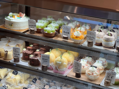 セコイアの杜にあるケーキ店パピヨンの華やかなショーケース