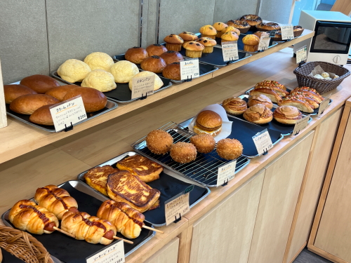 もりのベーカリーの店内に入って左側に広がる焼きたてパンコーナー