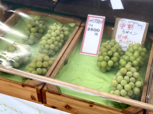 立派な房の量り売りぶどうコーナー