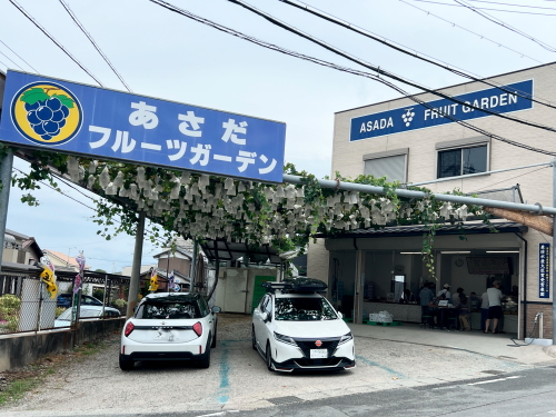 あさだフルーツガーデン直売所の看板と店舗外観