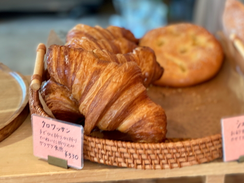 手折りで丁寧に作られたhobo bakeryのサクサクなクロワッサン
