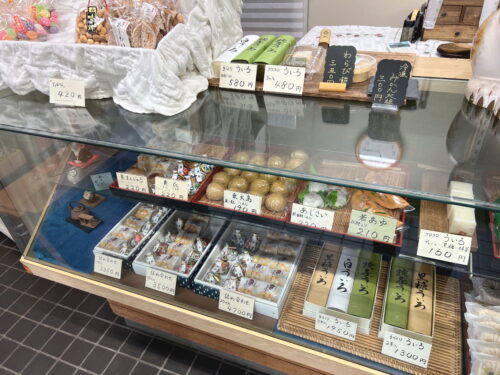 季節ごとに魅力的な和菓子が並ぶかわ瀬菓子舗のショーケース