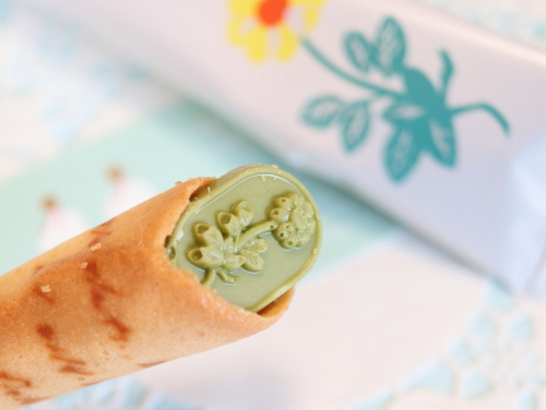 可愛いお花模様が施された西尾抹茶チョコレートのアップ
