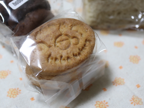 フランス産発酵バターを使用した顔の刻印入りhoboクッキー