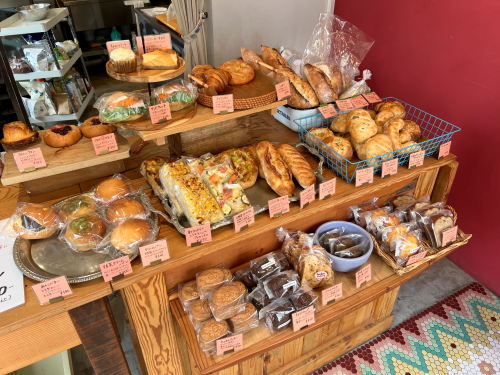 hobo bakeryの店内にズラリと並ぶ焼き立てパンと焼き菓子
