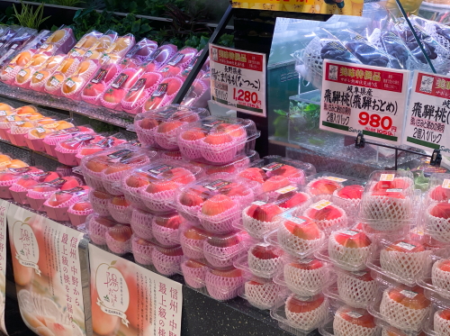 サポーレ果物コーナーの美味しそうな桃