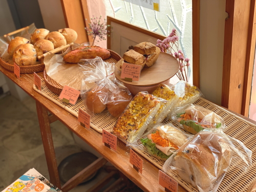 フォカッチャやサブレなどが並ぶhobo bakeryの売り場