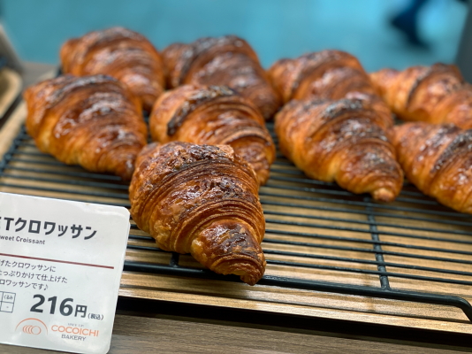 シロップがたっぷりかかったシロップツヤツヤのSWEETクロワッサン