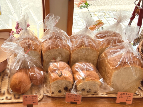山型食パンやレーズン食パン、まるパン