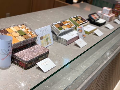 Yonemura the Store（名古屋）の店頭ショーケースに並ぶクッキーやギフト一覧