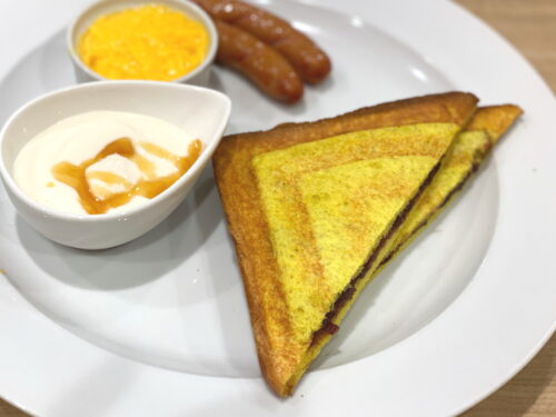 カレー食パンの黄色い生地で香ばしく焼かれた小倉ホットサンド