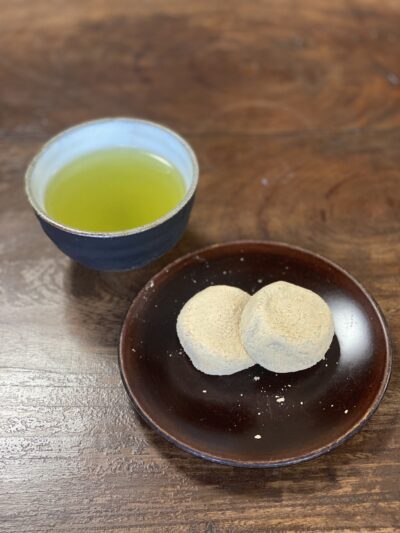 イートインでいただく二軒茶屋餅