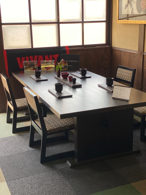 VIVANT撮影で使われた京屋家具店の特注テーブル