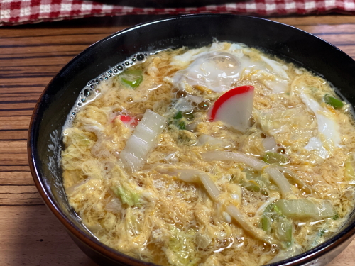 具だくさんで優しい味わいの玉子うどん