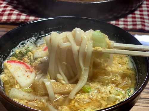ふわふわの溶き卵とお揚げが入った玉子うどん