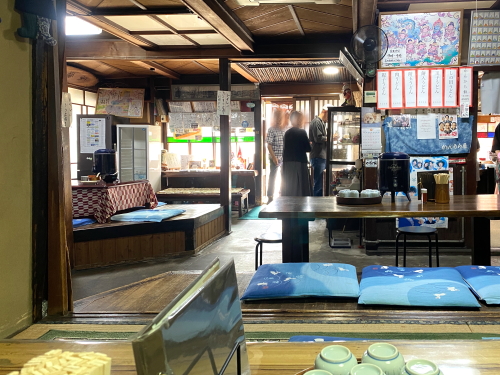 かんから屋のレトロな店内と小上がりの座敷