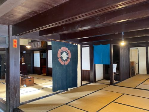 木村邸の屋内に掲げられた暖簾