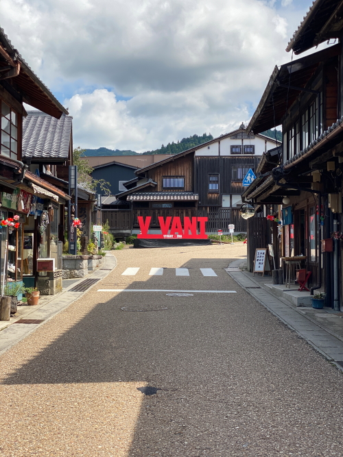 桝形の突き当りに設置されたVIVANTモニュメント