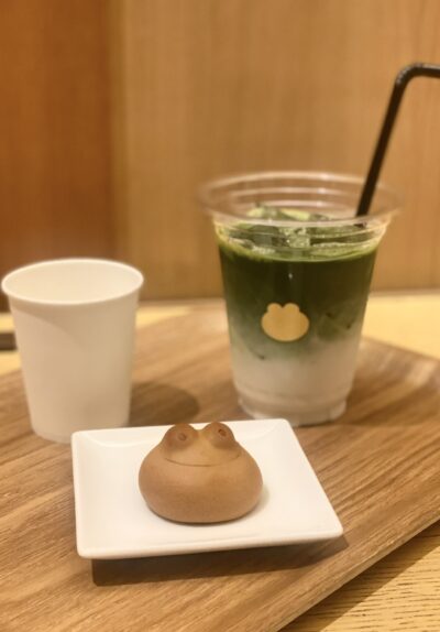 抹茶オレとセットの無料サービスのカエルまんじゅう