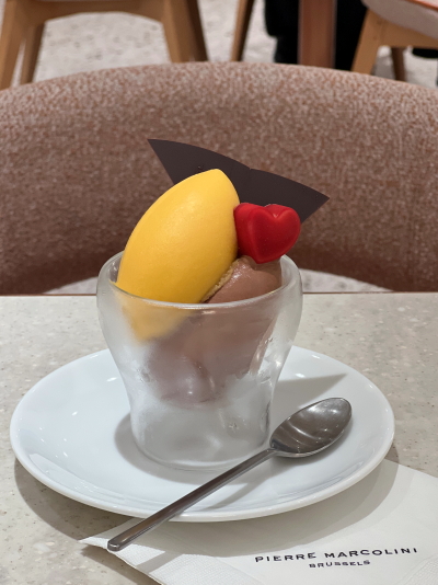赤いハートチョコと割れチョコが乗ったタービネミニュットダブル(ショコラ&マンゴーユズ)